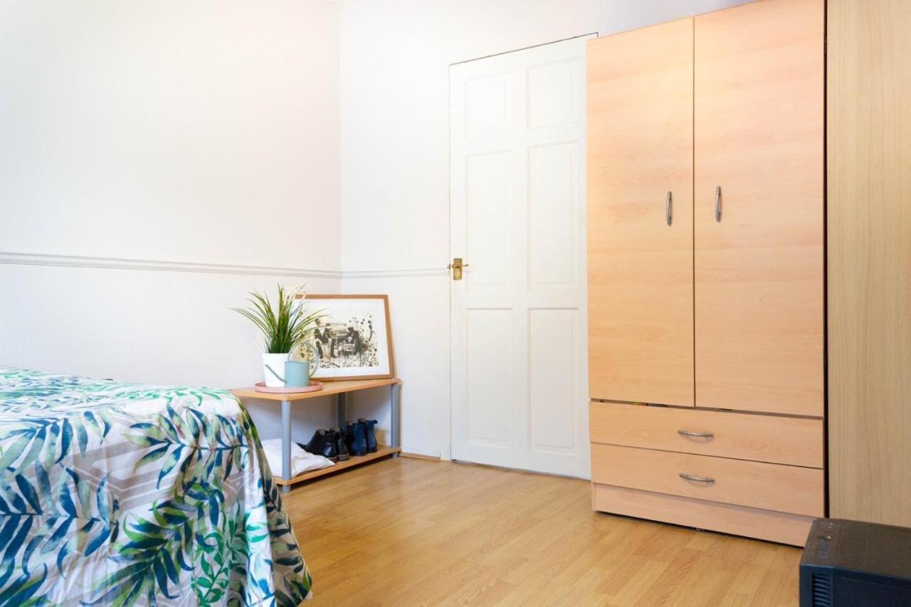 Affordable Double In Trendy Angel, Islington * Londra