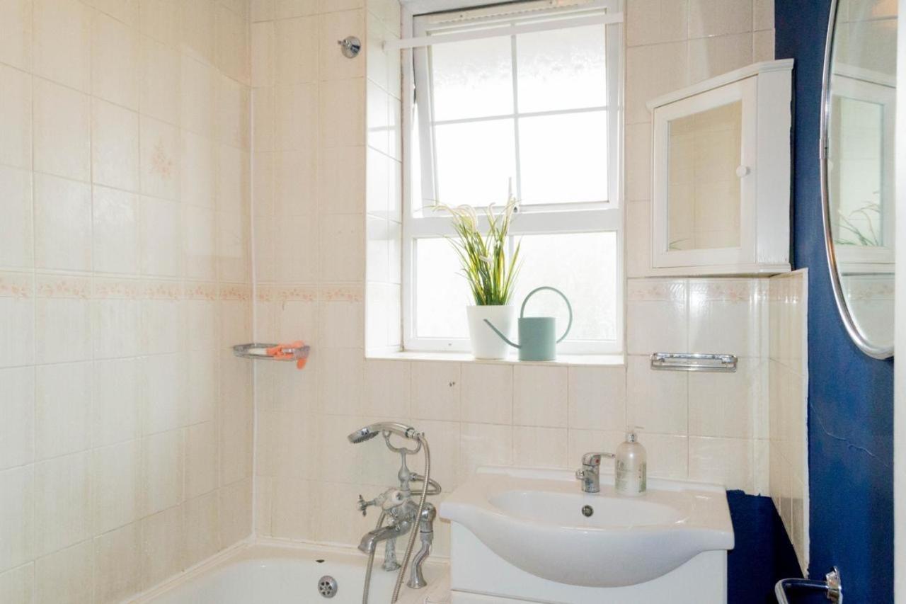 Affordable Double In Trendy Angel, Islington * Londra